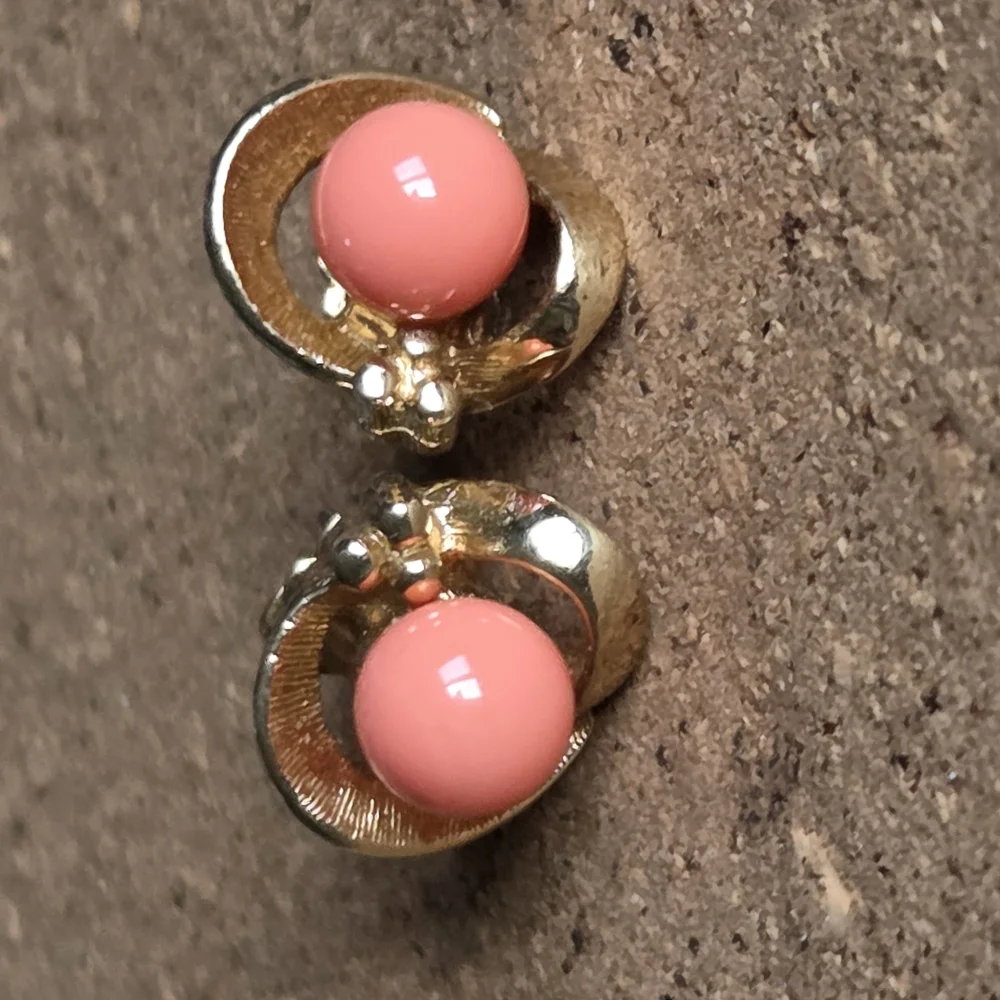 Vintage Avon Mirror Image Gold Tone and Peach Stone Stud Earrings - Picture 6 of 7